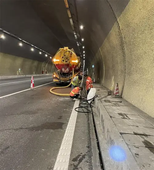 两当隧道排水渠清淤